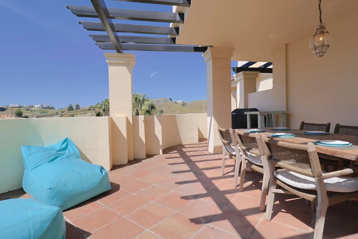 2 Bedroom Middle Floor Apartment for Sale in Benahavís, Málaga - Image 2
