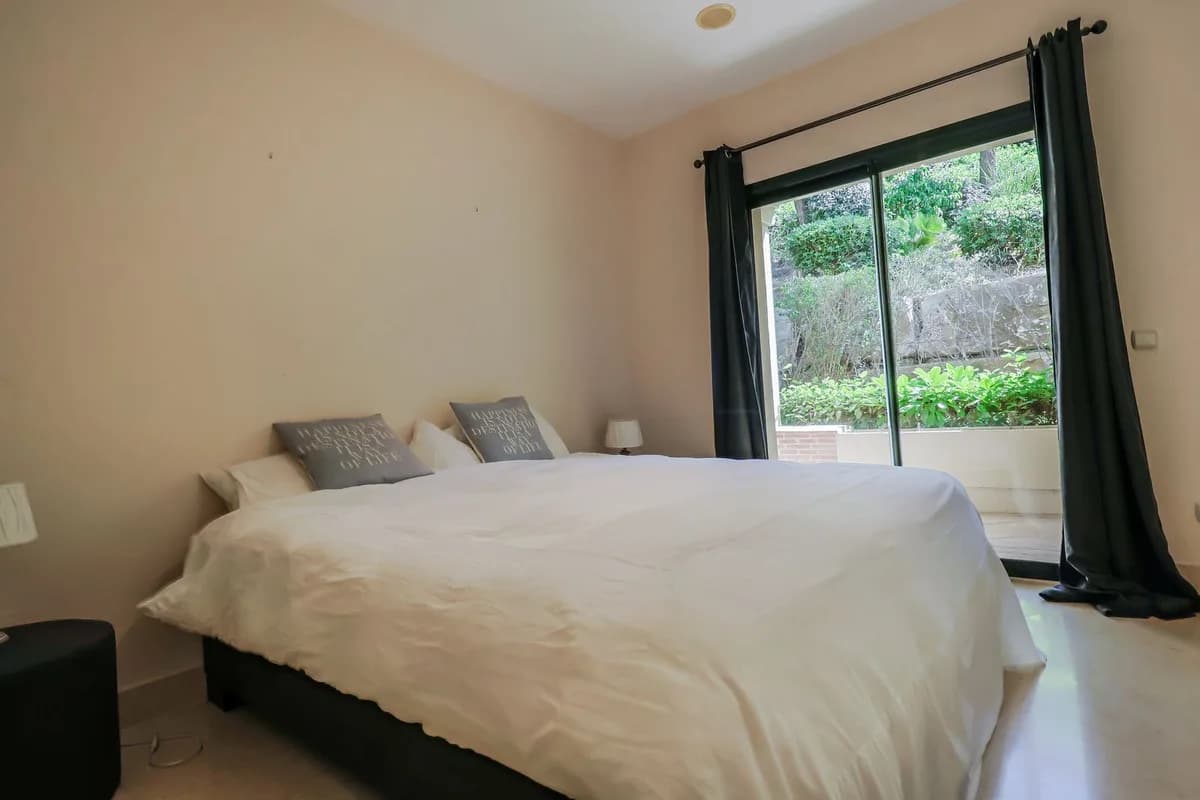 2 Bedroom Middle Floor Apartment for Sale in Benahavís, Málaga - Image 8