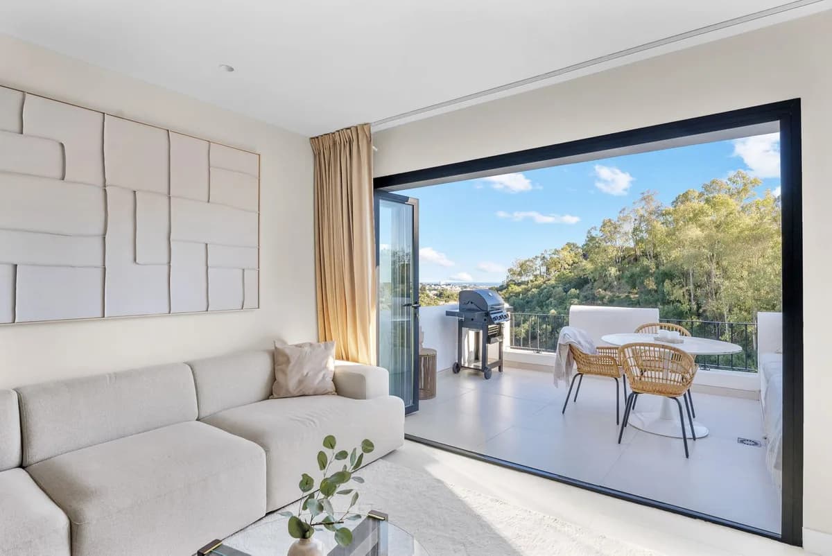 3 Bedroom Middle Floor Apartment for Sale in Benahavís, Málaga - Image 4