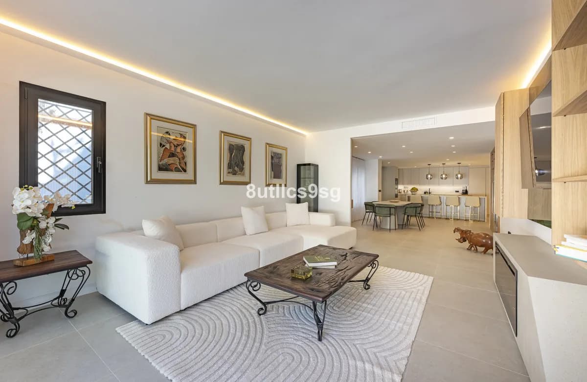 3 Bedroom Ground Floor Apartment for Sale in The Golden Mile, Málaga - Image 3
