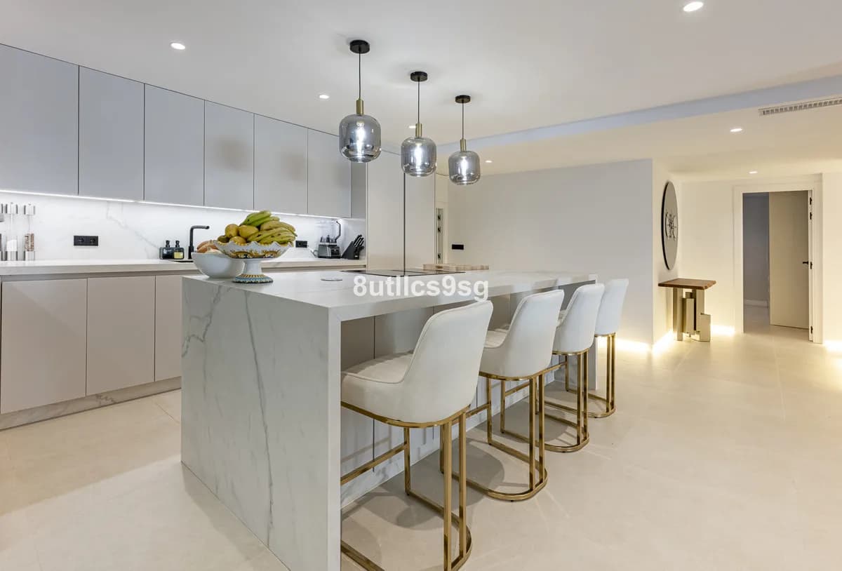 3 Bedroom Ground Floor Apartment for Sale in The Golden Mile, Málaga - Image 4