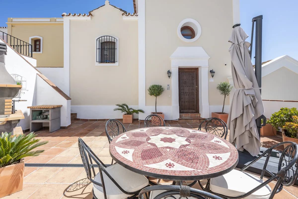 4 Bedroom Townhouse for Sale in Benahavís, Málaga - Image 2