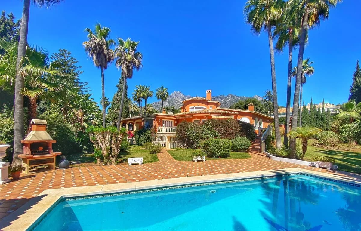 6 Bedroom Detached Villa for Sale in Nagüeles, Málaga