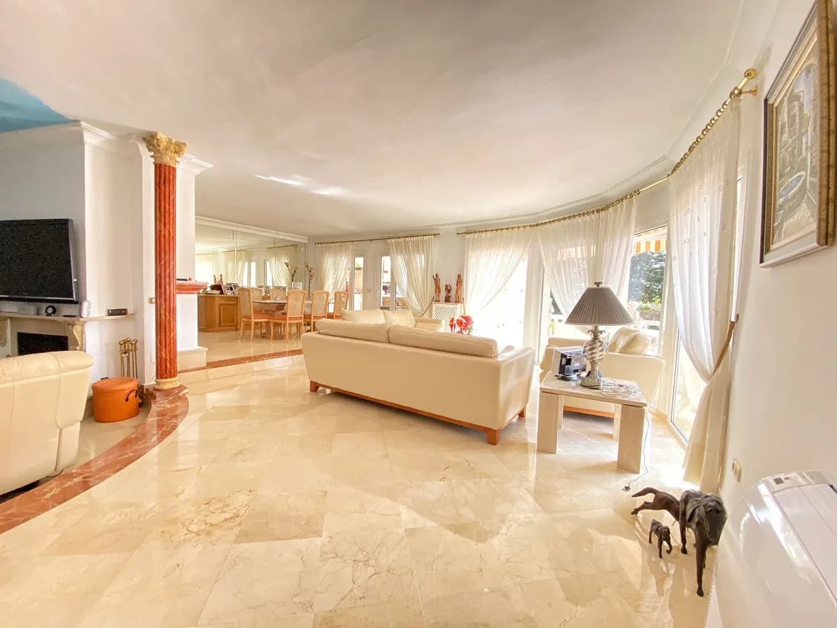 6 Bedroom Detached Villa for Sale in Nagüeles, Málaga - Image 3