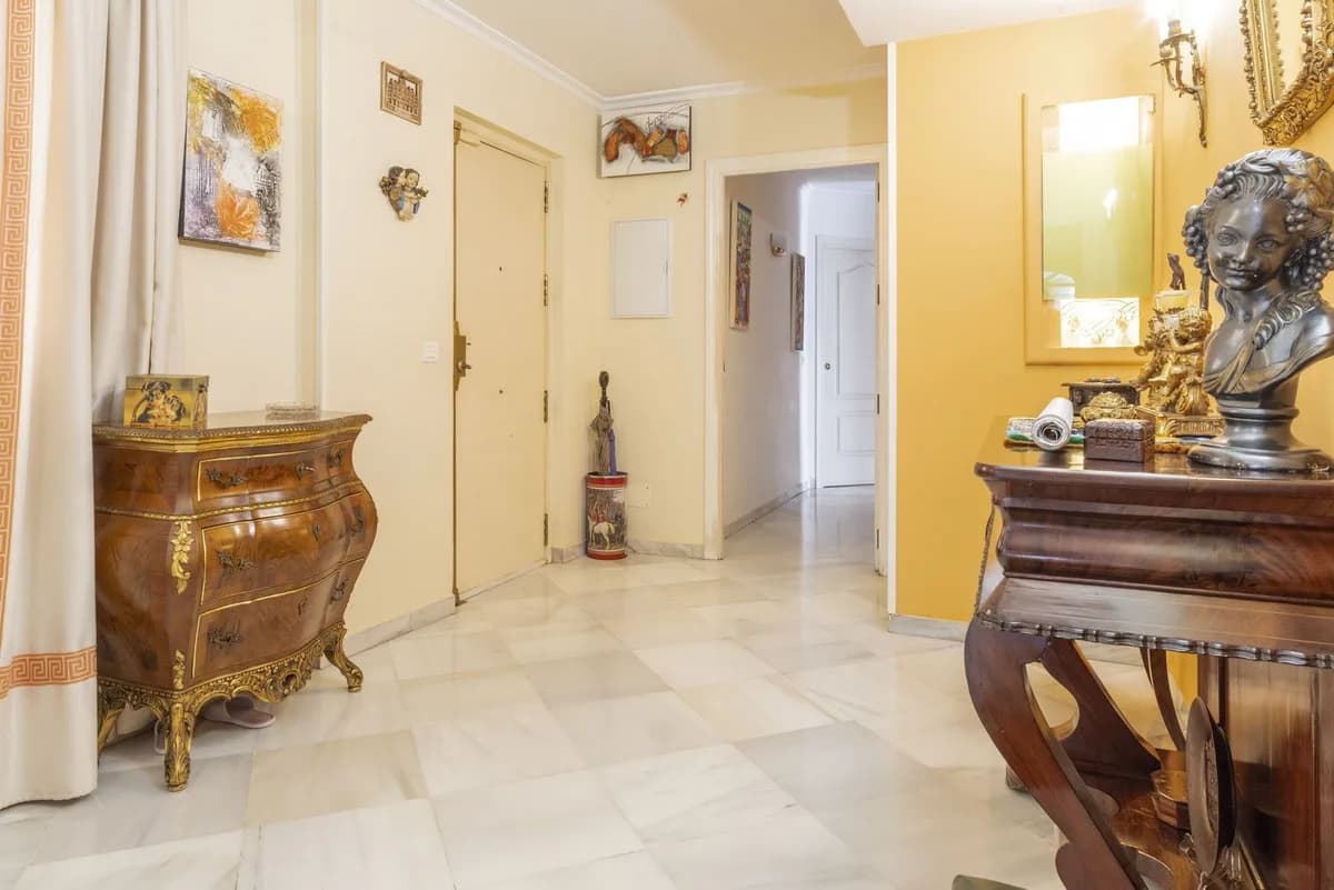 4 Bedroom Middle Floor Apartment for Sale in Monte Sancha, Málaga - Image 3