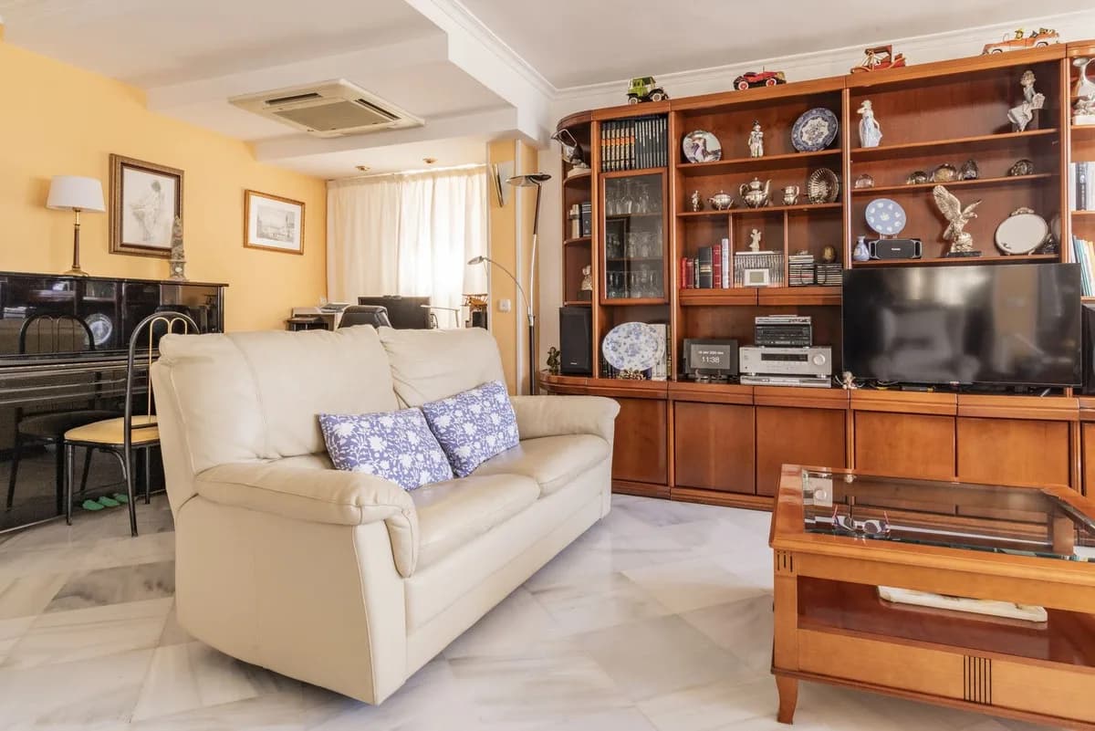 4 Bedroom Middle Floor Apartment for Sale in Monte Sancha, Málaga - Image 6