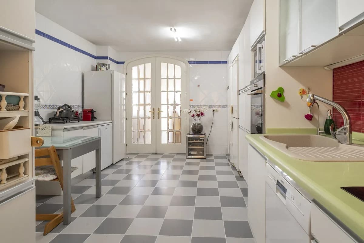 4 Bedroom Middle Floor Apartment for Sale in Monte Sancha, Málaga - Image 7