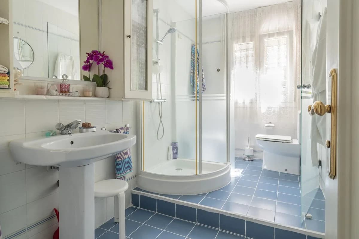 4 Bedroom Middle Floor Apartment for Sale in Monte Sancha, Málaga - Image 9