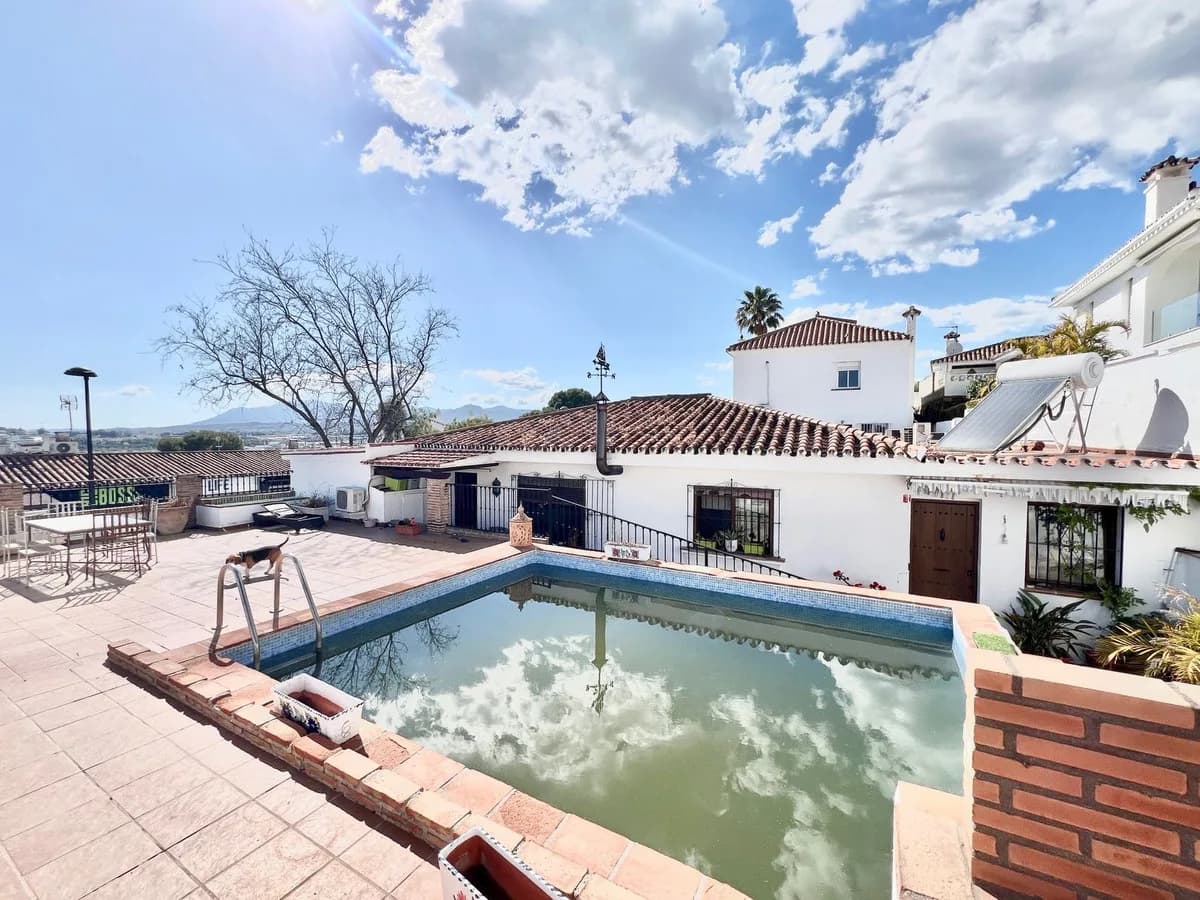 4 Bedroom Detached Villa for Sale in Nueva Andalucía, Málaga
