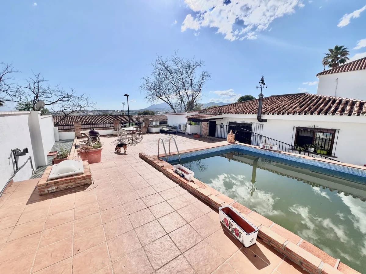 4 Bedroom Detached Villa for Sale in Nueva Andalucía, Málaga - Image 2