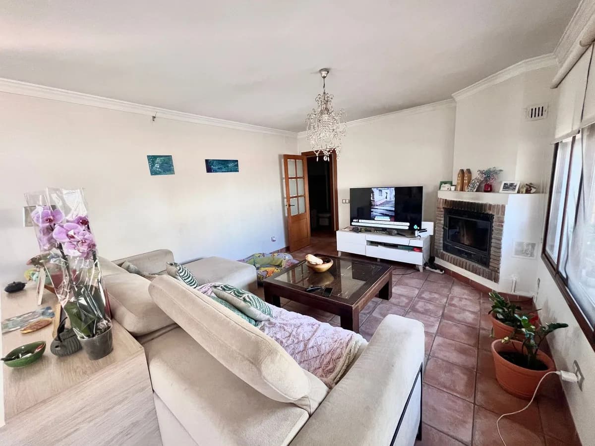 4 Bedroom Detached Villa for Sale in Nueva Andalucía, Málaga - Image 3