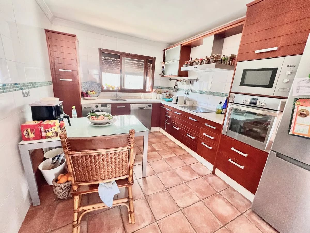 4 Bedroom Detached Villa for Sale in Nueva Andalucía, Málaga - Image 9