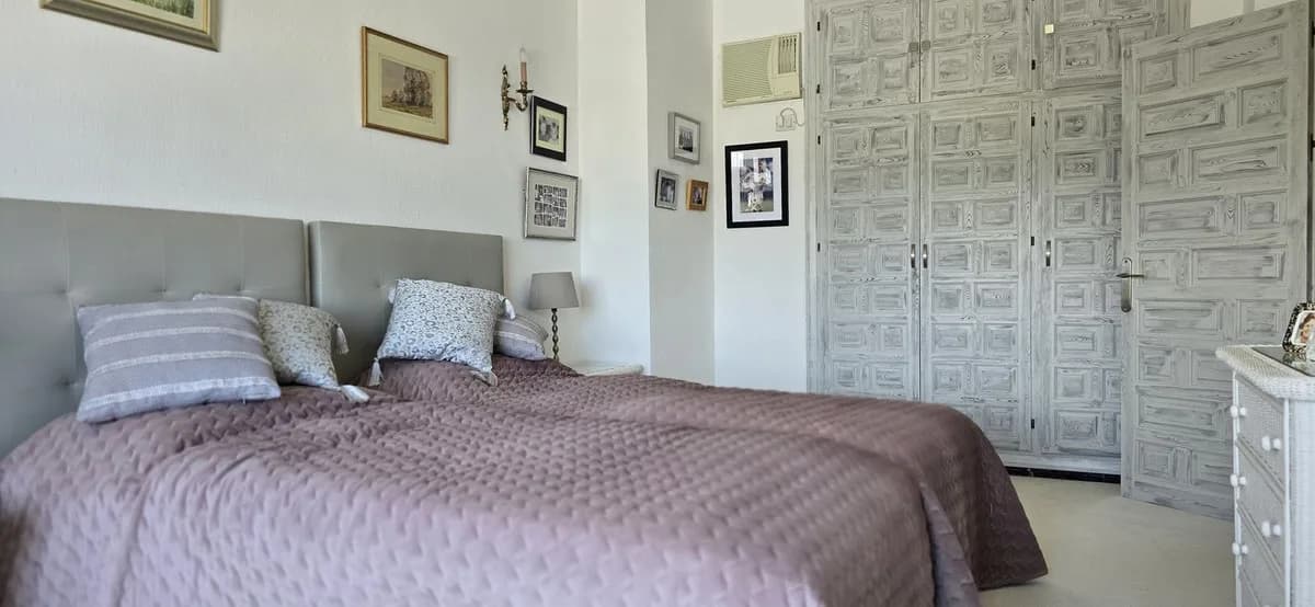2 Bedroom Duplex for Sale in El Paraiso, Málaga - Image 8