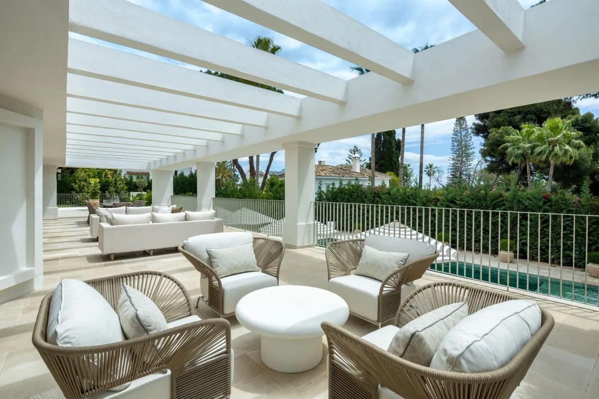 6 Bedroom Detached Villa for Sale in Nagüeles, Málaga - Image 2