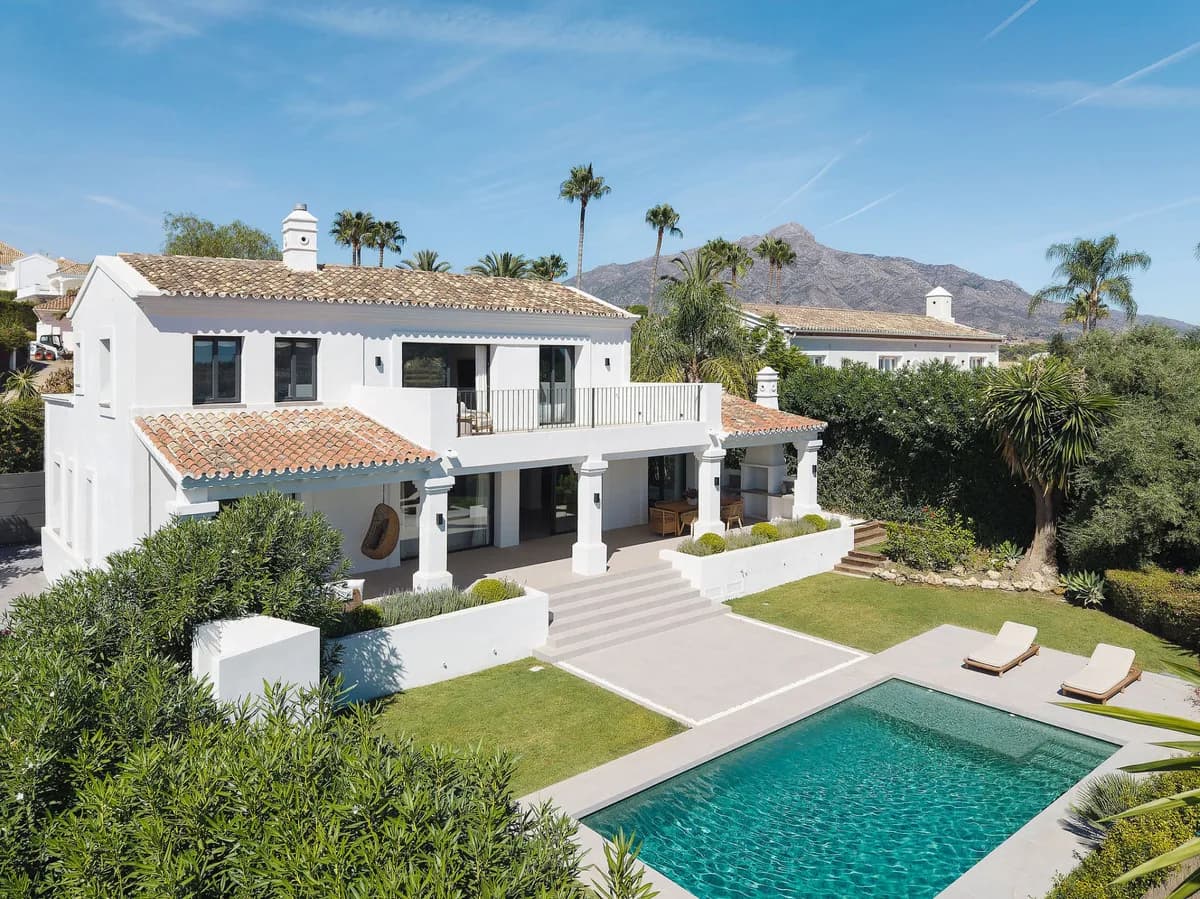 5 Bedroom Detached Villa for Sale in Nueva Andalucía, Málaga - Image 2