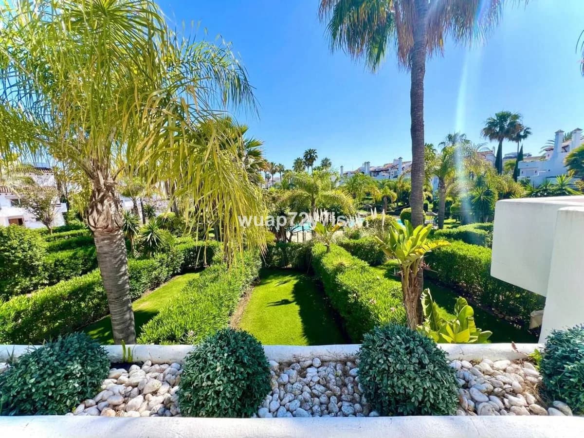 4 Bedroom Townhouse for Sale in Estepona, Málaga - Image 2