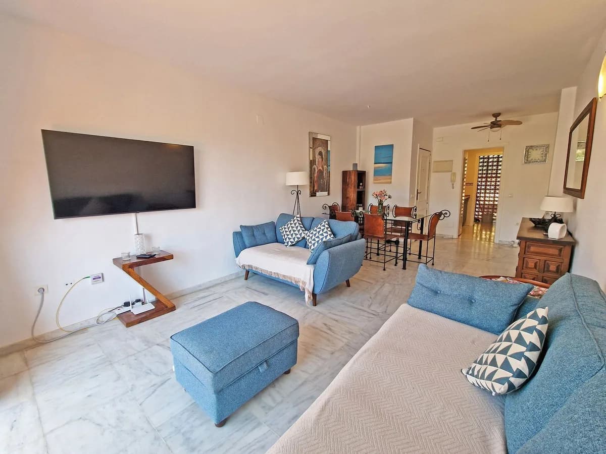 3 Bedroom Middle Floor Apartment for Sale in Elviria, Málaga - Image 3