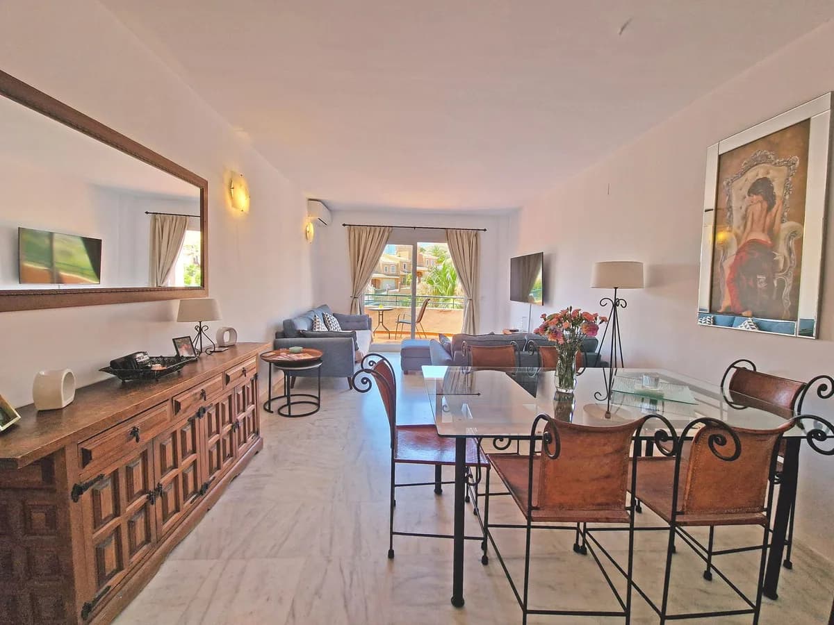 3 Bedroom Middle Floor Apartment for Sale in Elviria, Málaga - Image 7