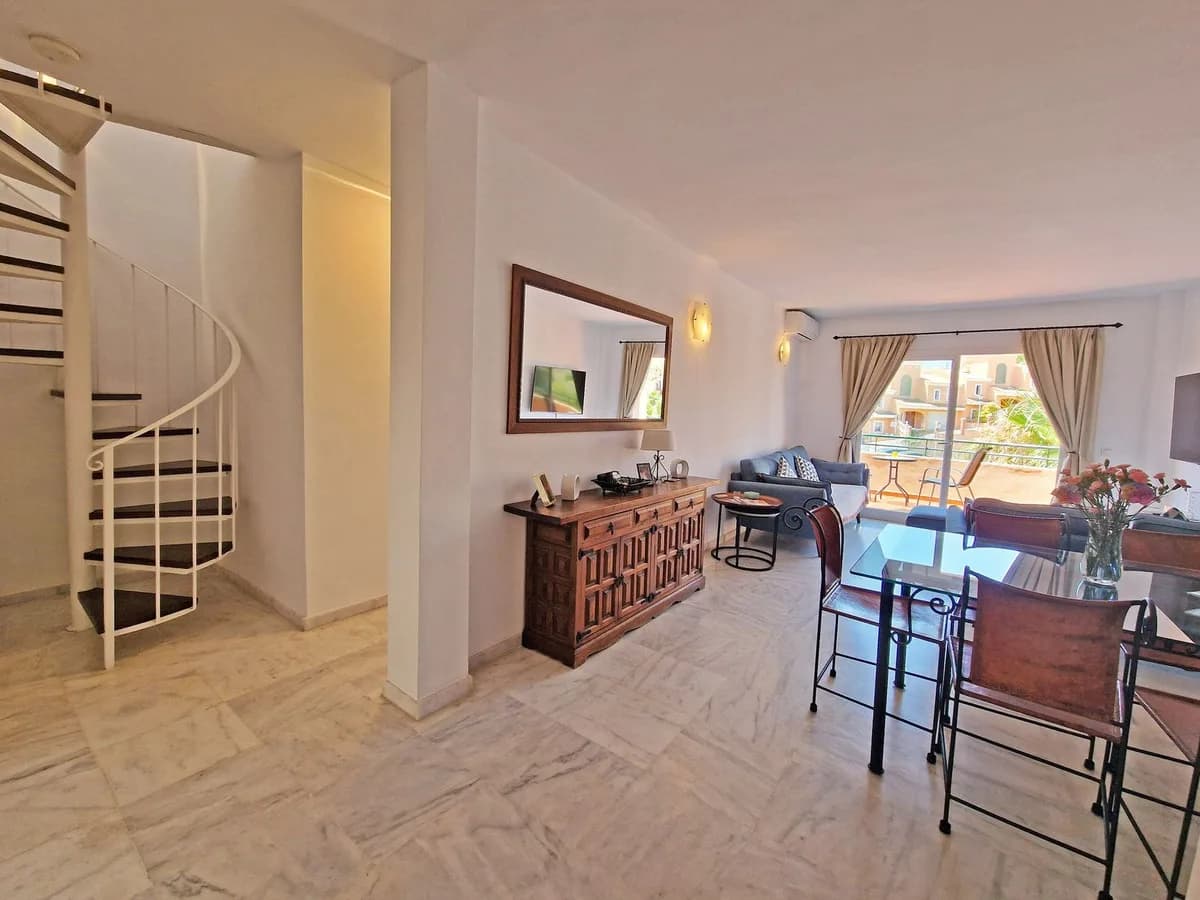 3 Bedroom Middle Floor Apartment for Sale in Elviria, Málaga - Image 8
