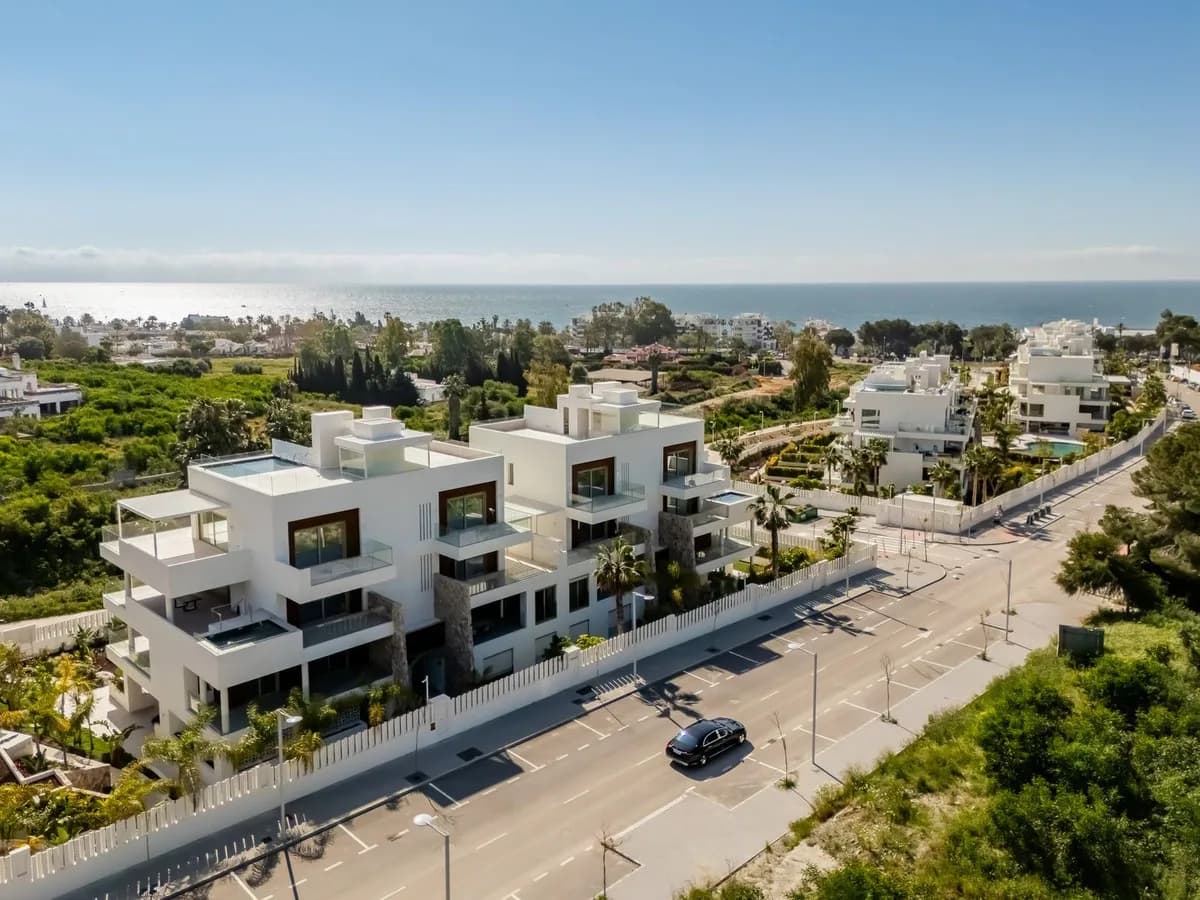 4 Bedroom Ground Floor Apartment for Sale in The Golden Mile, Málaga - Image 2