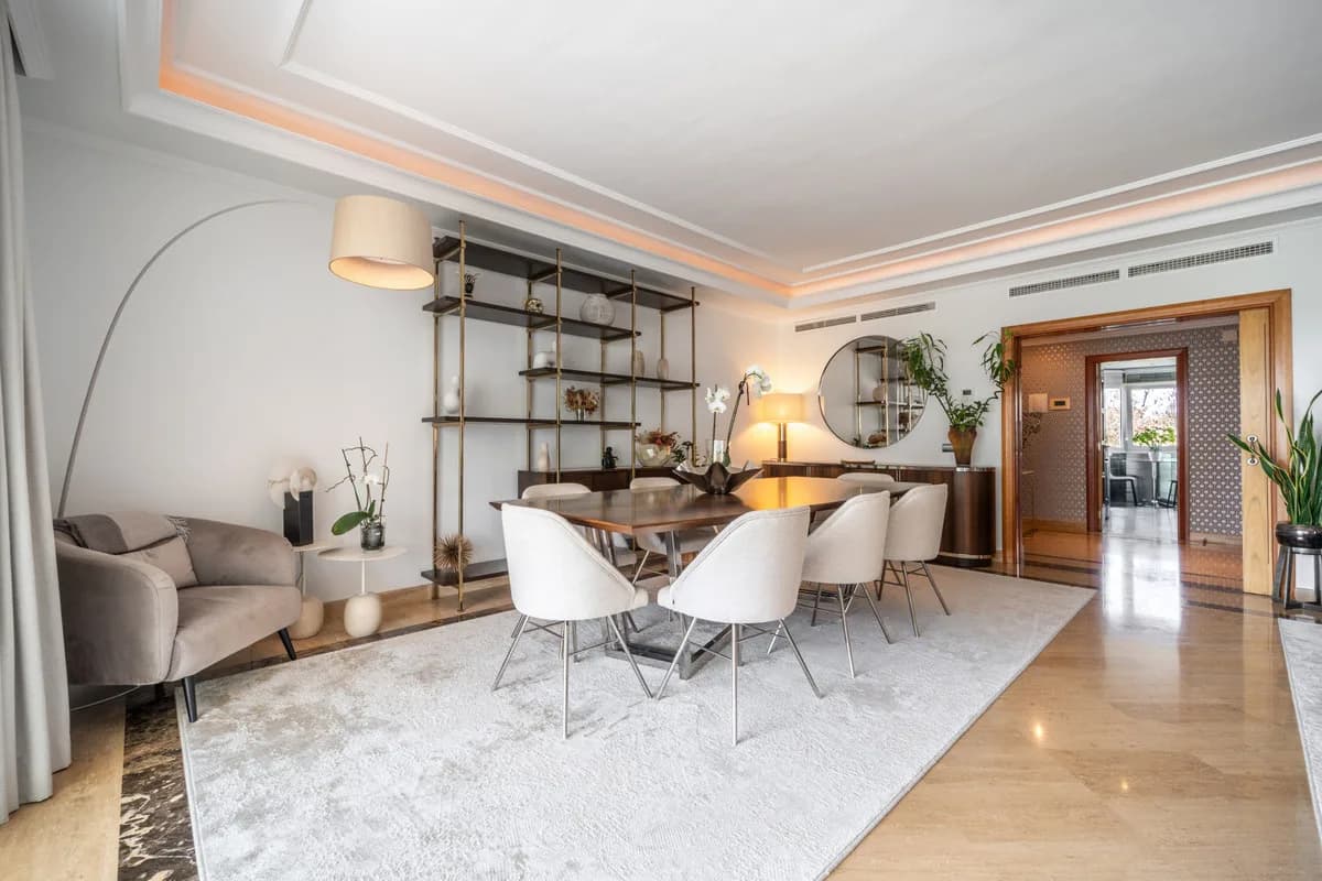 3 Bedroom Middle Floor Apartment for Sale in Puerto Banús, Málaga - Image 4
