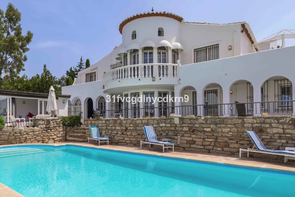 6 Bedroom Detached Villa for Sale in Estepona, Málaga