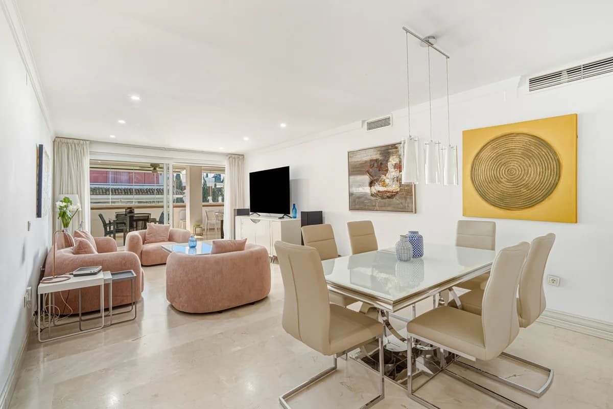 3 Bedroom Middle Floor Apartment for Sale in The Golden Mile, Málaga - Image 2