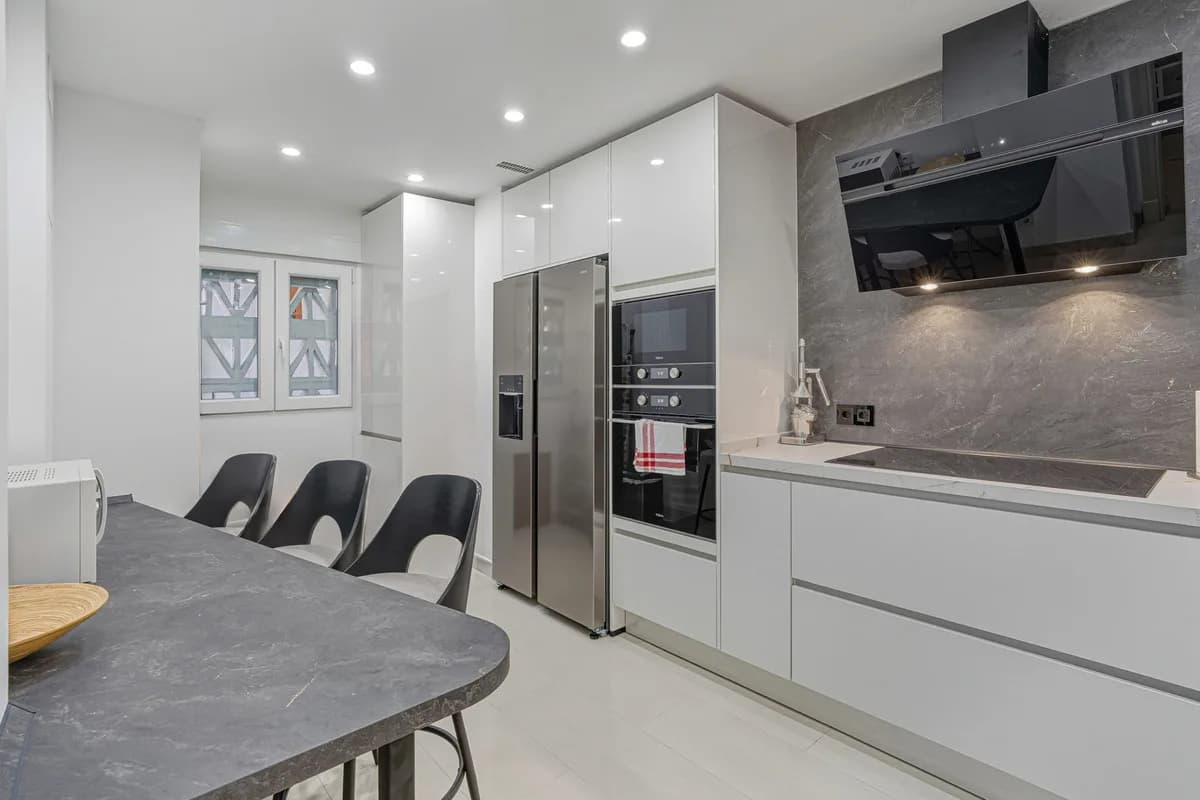 3 Bedroom Middle Floor Apartment for Sale in The Golden Mile, Málaga - Image 4
