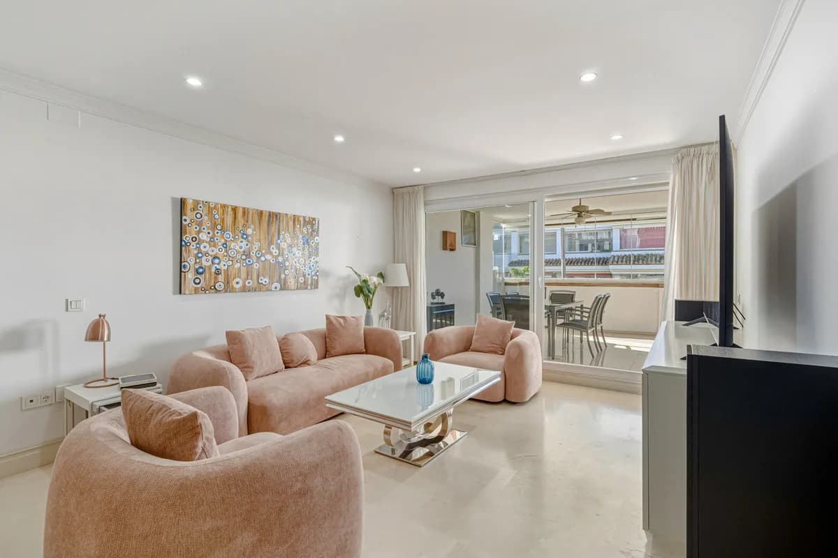 3 Bedroom Middle Floor Apartment for Sale in The Golden Mile, Málaga - Image 7