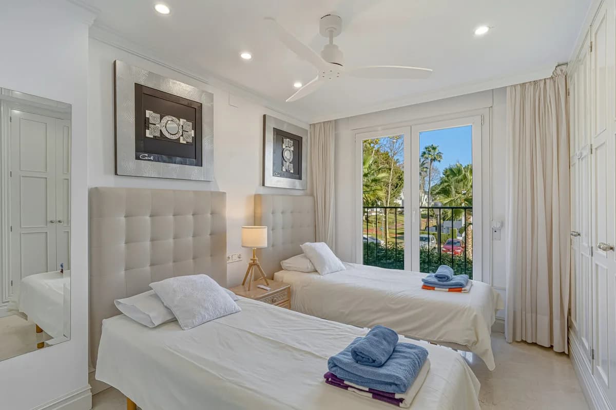 3 Bedroom Middle Floor Apartment for Sale in The Golden Mile, Málaga - Image 9