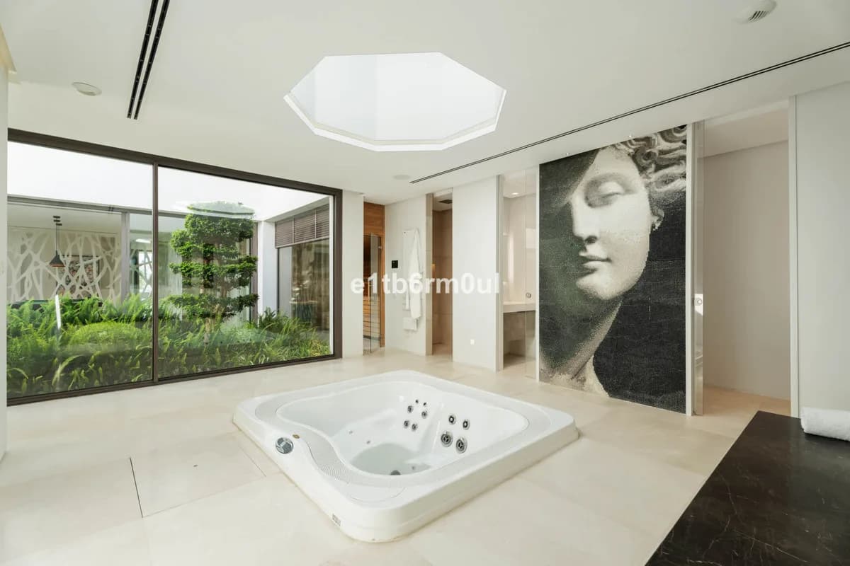 6 Bedroom Detached Villa for Sale in La Quinta, Málaga - Image 9