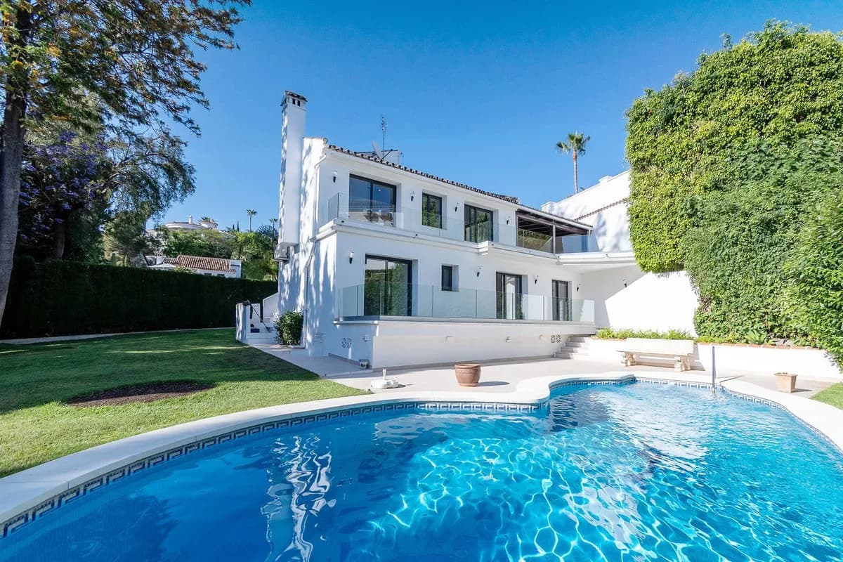 4 Bedroom Detached Villa for Sale in Marbella, Málaga - Image 2