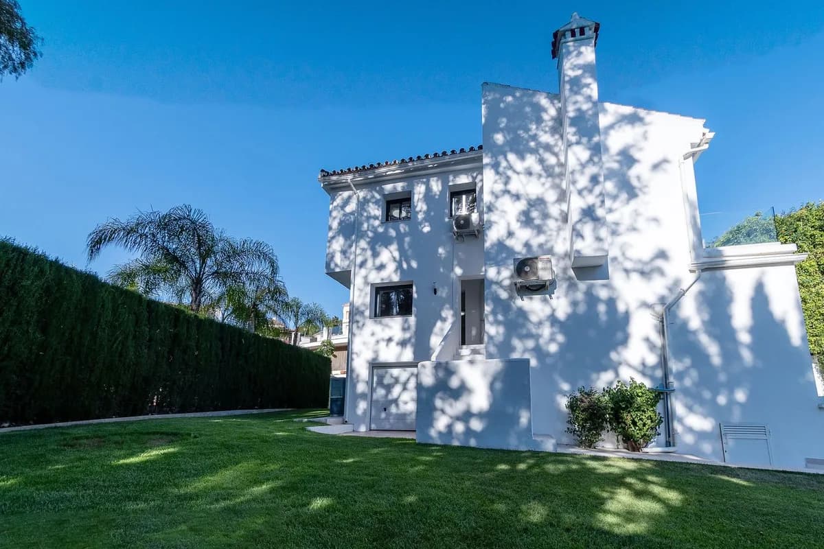 4 Bedroom Detached Villa for Sale in Marbella, Málaga - Image 5