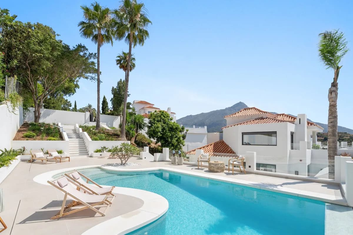 5 Bedroom Detached Villa for Sale in Nueva Andalucía, Málaga - Image 2