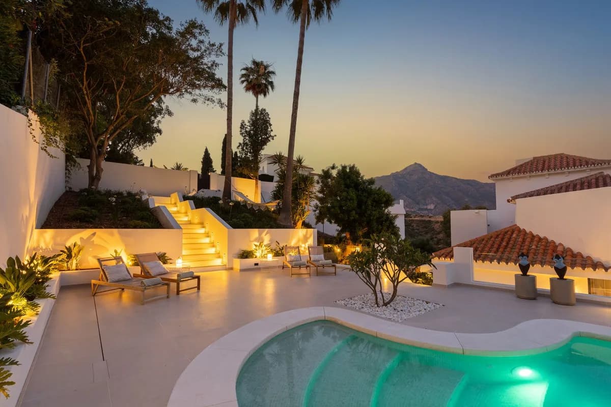 5 Bedroom Detached Villa for Sale in Nueva Andalucía, Málaga - Image 4