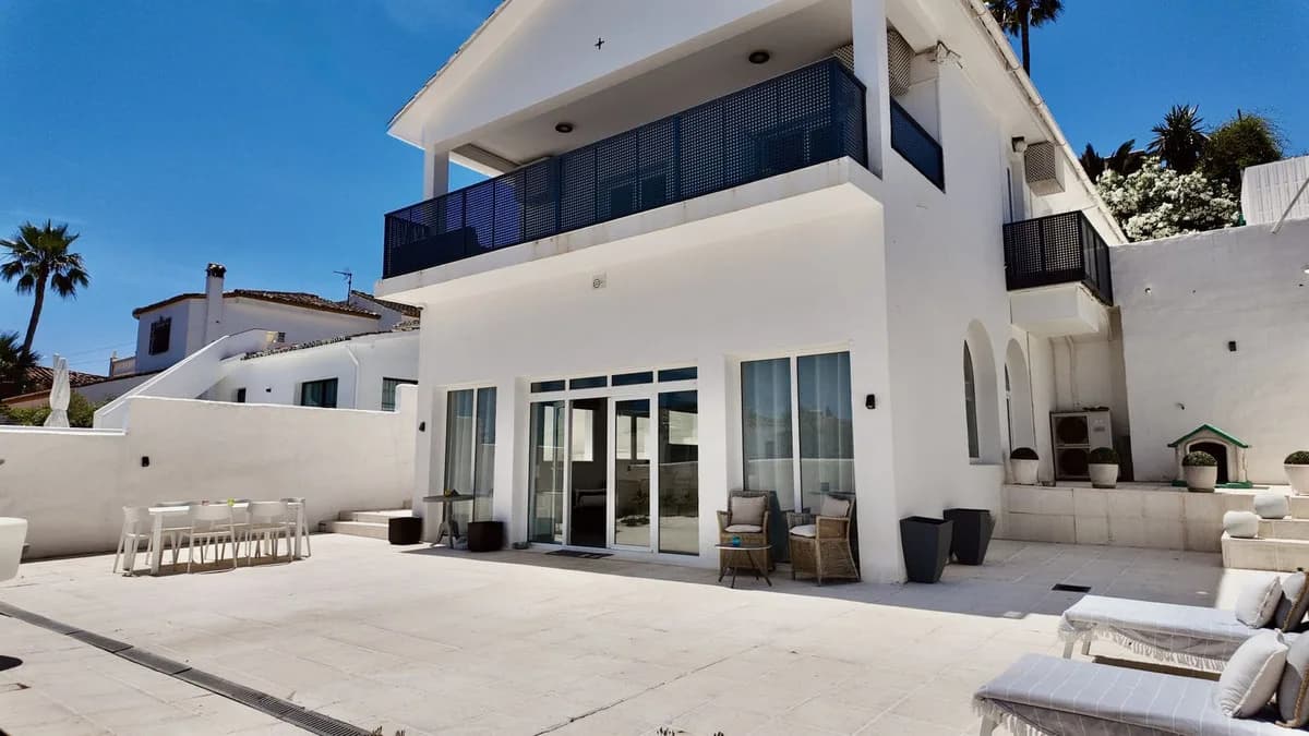 4 Bedroom Detached Villa for Sale in Nueva Andalucía, Málaga