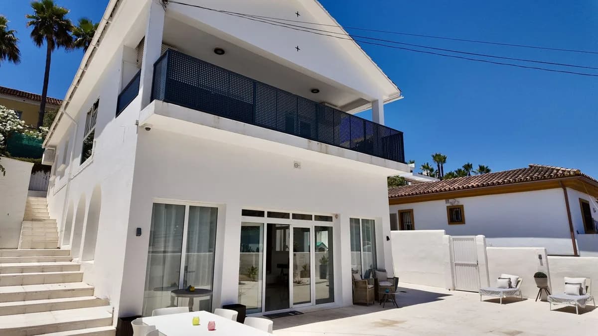 4 Bedroom Detached Villa for Sale in Nueva Andalucía, Málaga - Image 2