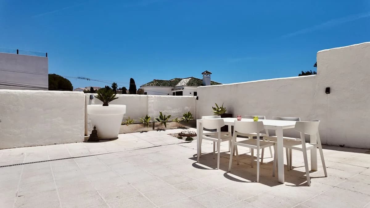 4 Bedroom Detached Villa for Sale in Nueva Andalucía, Málaga - Image 3