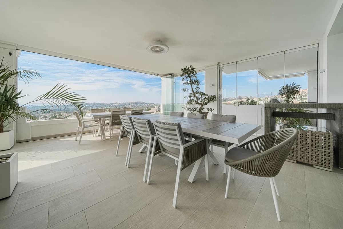 7 Bedroom Middle Floor Apartment for Sale in Aloha, Málaga