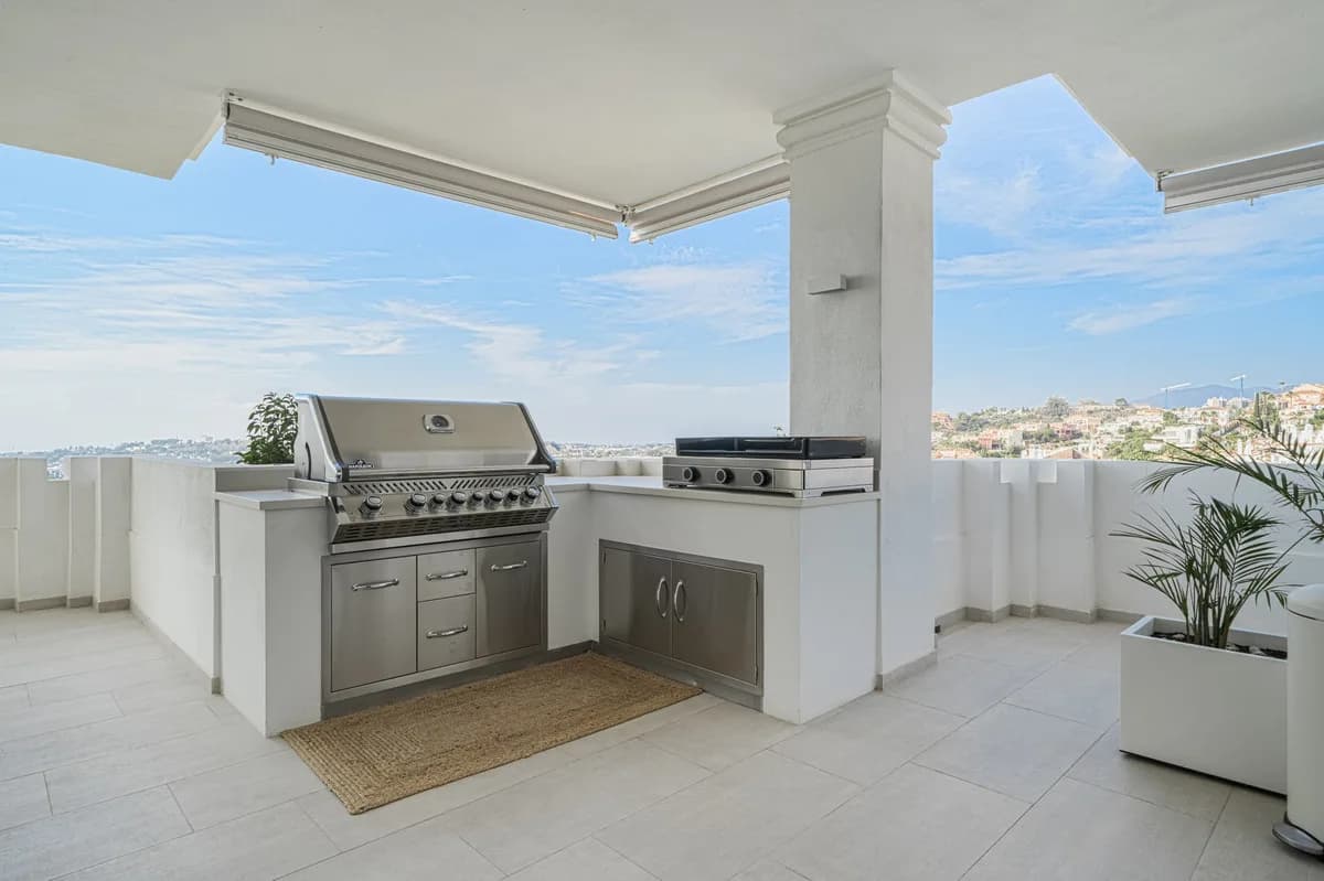 7 Bedroom Middle Floor Apartment for Sale in Aloha, Málaga - Image 4