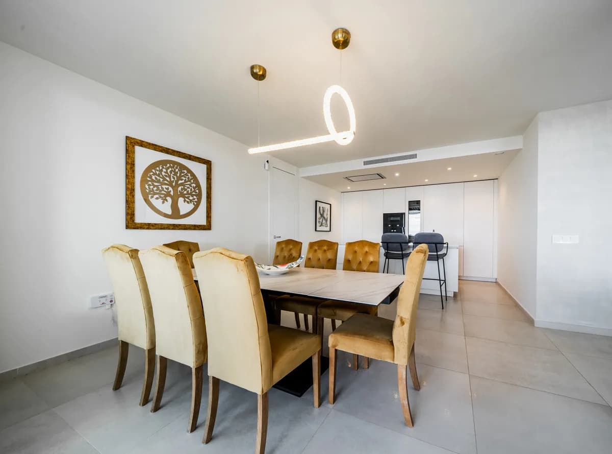 7 Bedroom Middle Floor Apartment for Sale in Aloha, Málaga - Image 6
