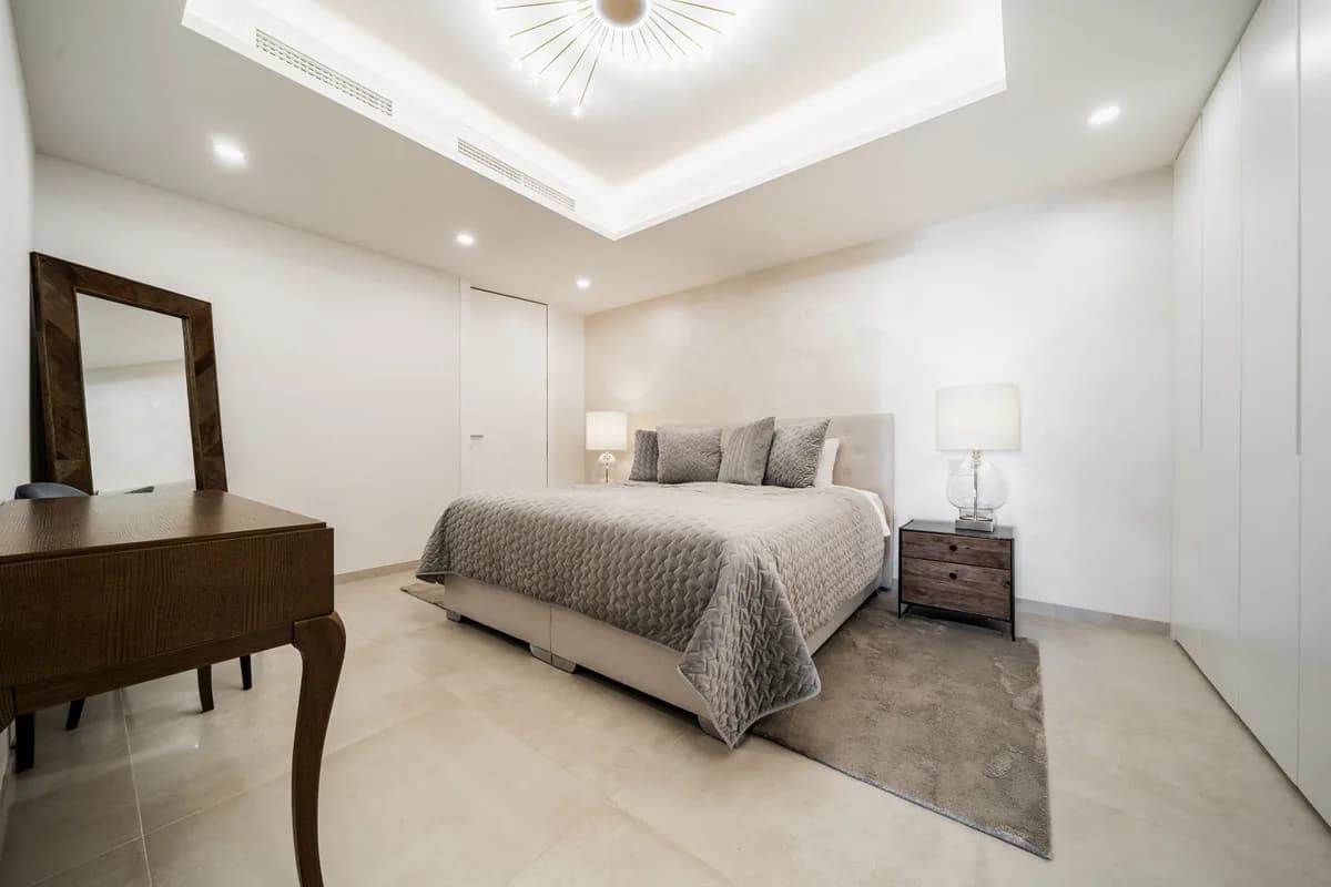 7 Bedroom Middle Floor Apartment for Sale in Aloha, Málaga - Image 8