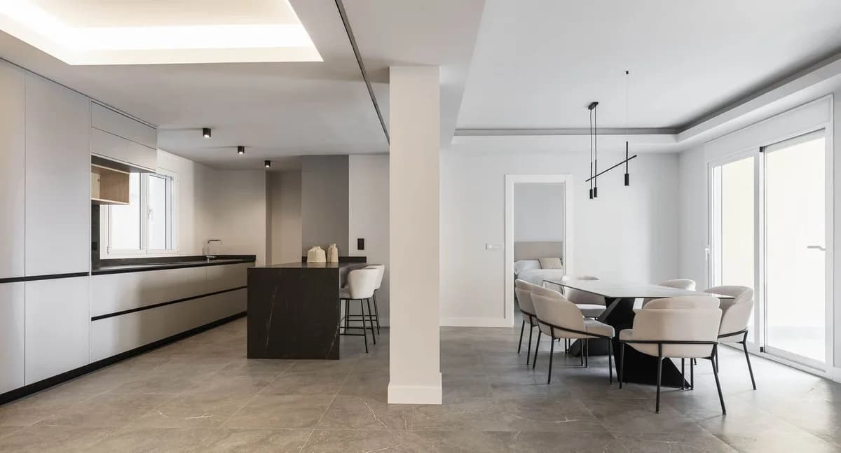 3 Bedroom Middle Floor Apartment for Sale in Centro Histórico, Málaga - Image 9