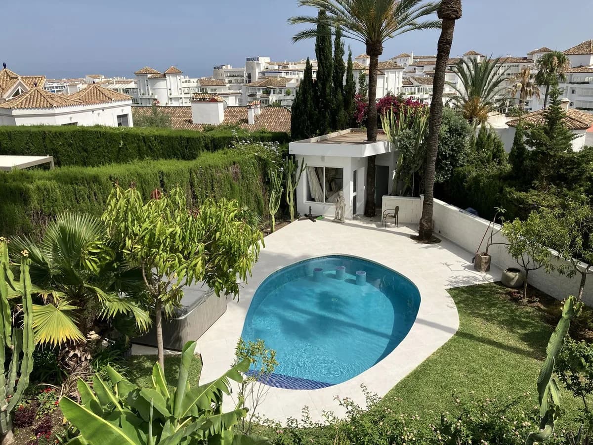 6 Bedroom Detached Villa for Sale in Puerto Banús, Málaga - Image 2