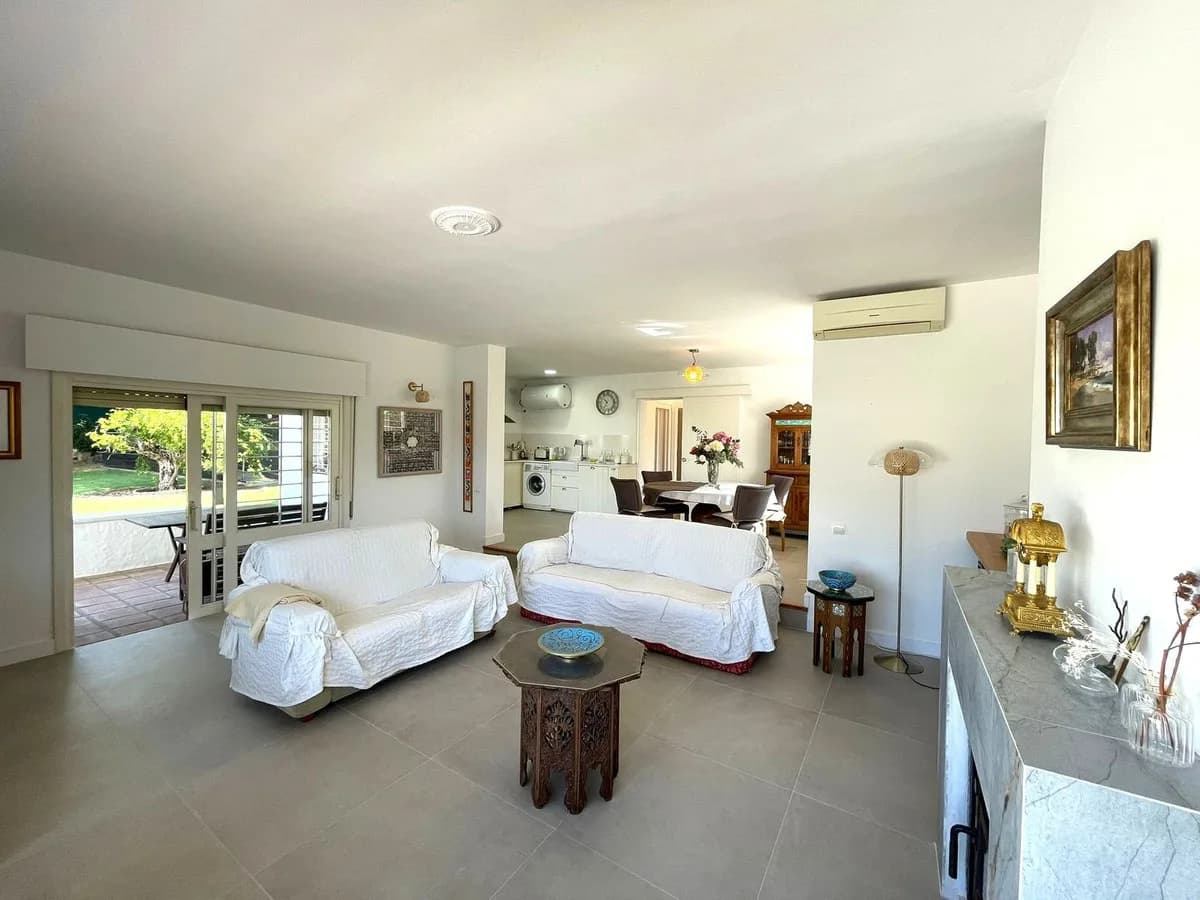 4 Bedroom Detached Villa for Sale in Estepona, Málaga - Image 2