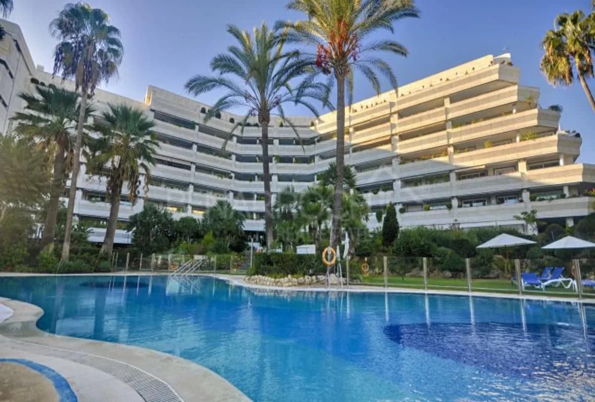 2 Bedroom Middle Floor Apartment for Sale in Marbella, Málaga