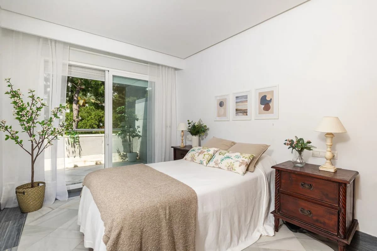 2 Bedroom Middle Floor Apartment for Sale in Marbella, Málaga - Image 8