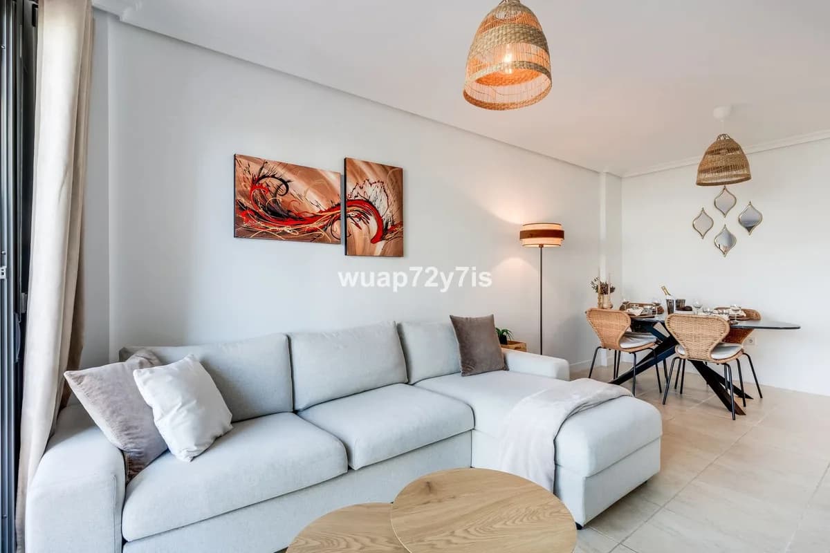 2 Bedroom Middle Floor Apartment for Sale in Selwo, Málaga - Image 3