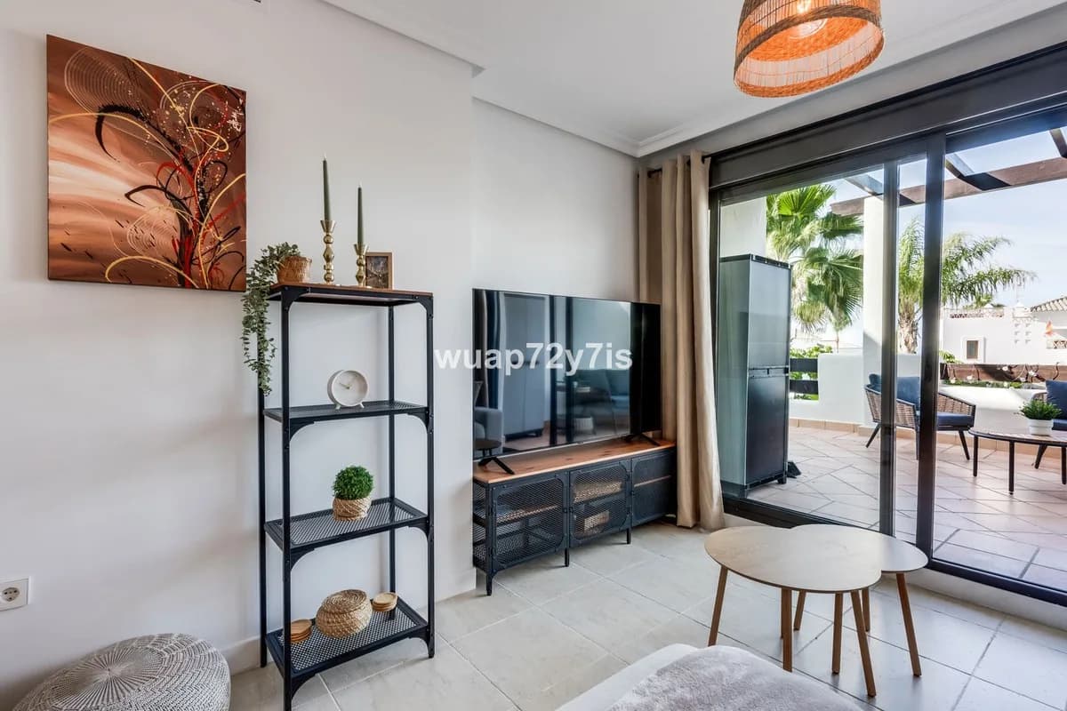 2 Bedroom Middle Floor Apartment for Sale in Selwo, Málaga - Image 5