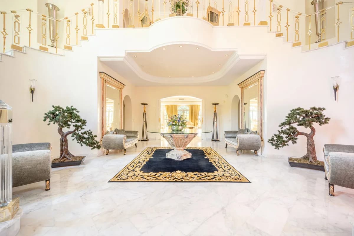 14 Bedroom Detached Villa for Sale in The Golden Mile, Málaga - Image 2